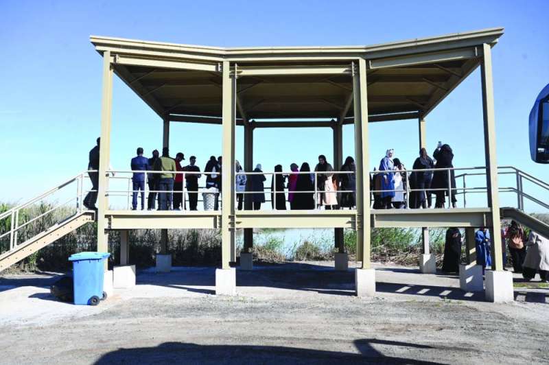 جانب من جولة وفد وزارة التربية في محمية الجهراء 