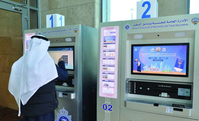 مواطن يجري معاملة طباعة جوازه في أحد الأجهزة 	(تصوير سعود سالم)