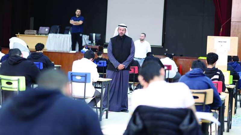 


طلاب يختبرون في إحدى اللجان 