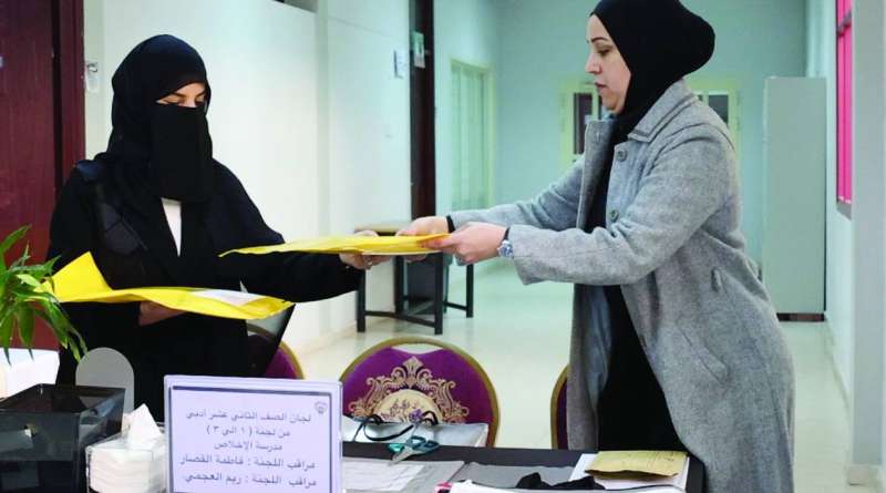 من عملية تسليم أوراق الاختبارات في إحدى اللجان