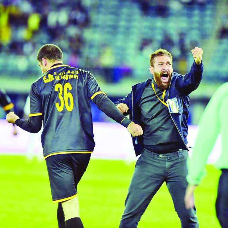 


المشعان محتفلاً بفوز القادسية بكأس ولي العهد 2018 عندما كان مساعداً للمدرب 