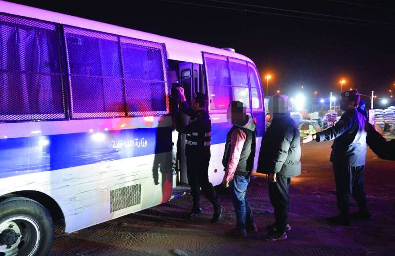 


اقتياد عدد من المخالفين إلى حافلة للشرطة 