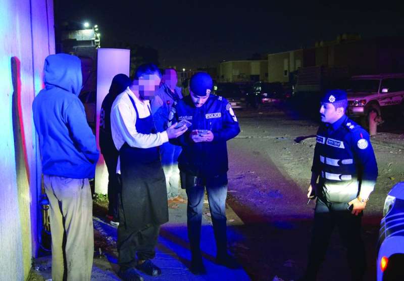 


تدقيق في هويات عدد من الأشخاص 