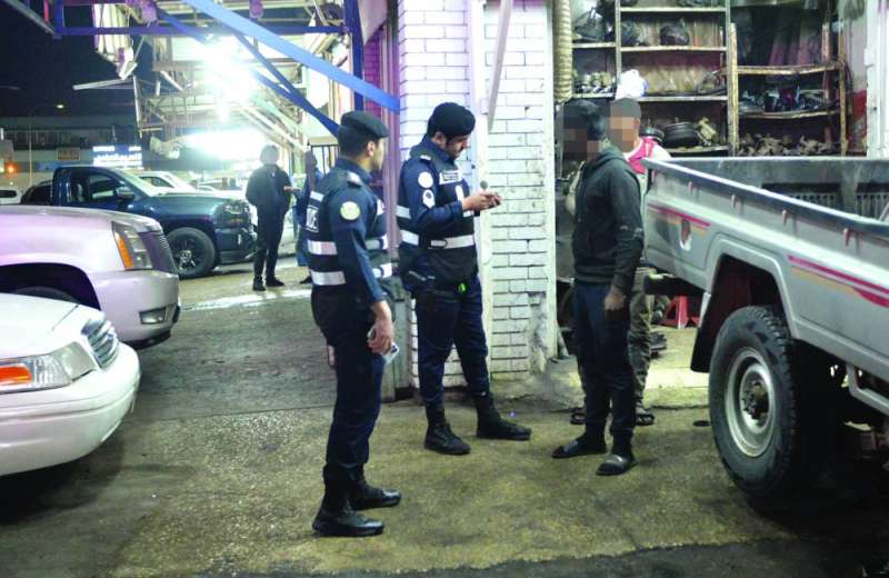 


جولة على محلات السكراب 