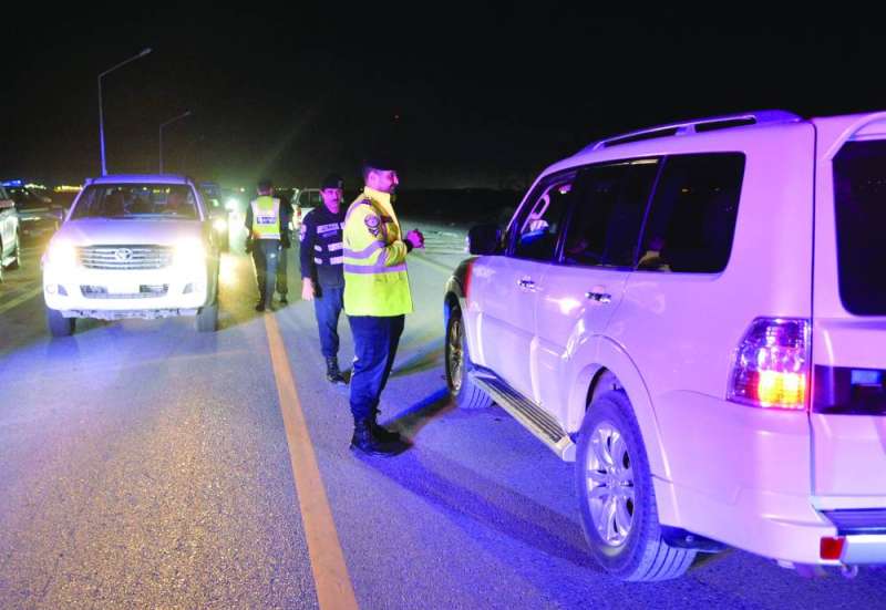 


تفتيش سيارات في الجهراء ضمن الحملة الأمنية الموسعة 