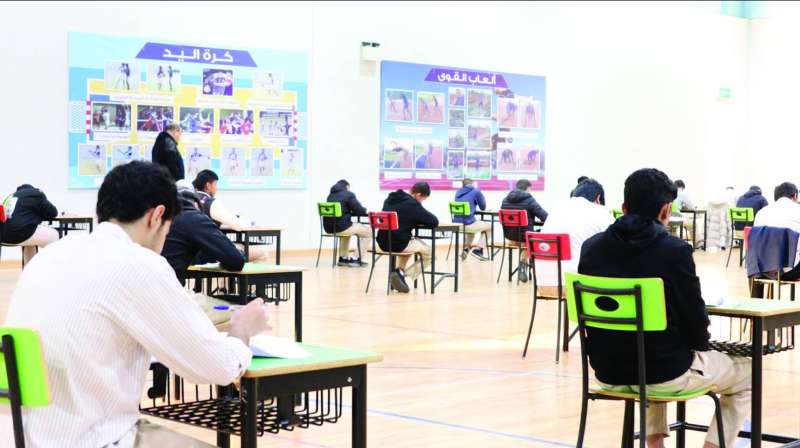 


طلاب يؤدون اختبار الإسلامية 