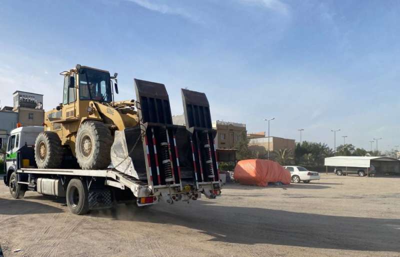 الساحات أصبحت مواقف لتشوين الشاحنات والسيارات المهملة