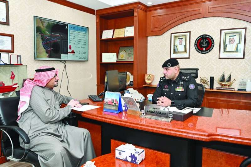 الكدم يتحث للزميل ناصر الفرحان 	 	(تصوير أسعد عبدالله) 