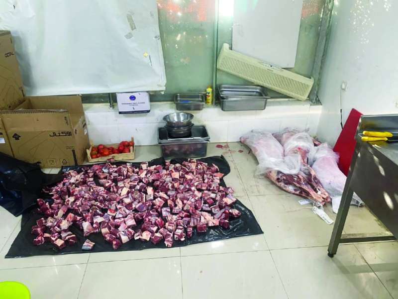 
تقطيع اللحوم من أجل تعليبها 