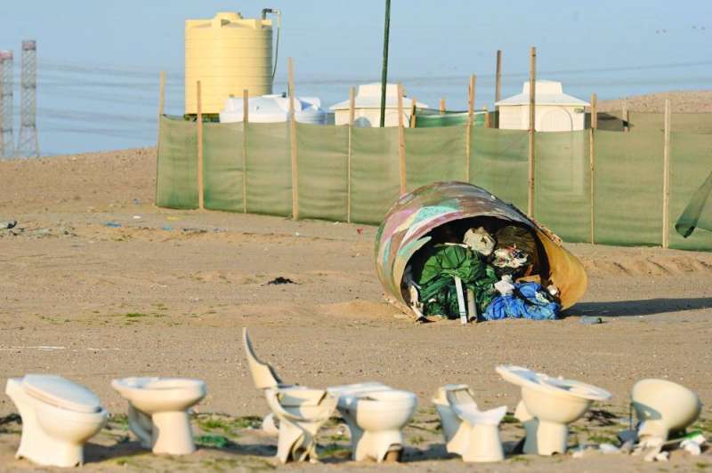 


مخلفات تنتشر بين المخيمات 