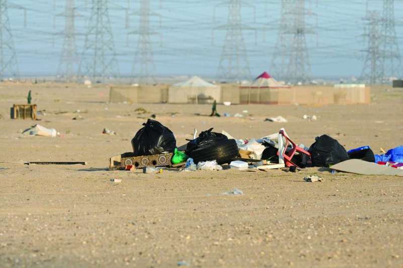 


مخيمون تركوا مخلفاتهم وراءهم 	(تصوير أسعد عبدالله) 