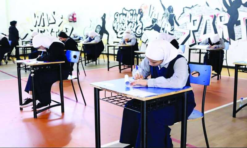 طالبات ثانوية صباح السالم يؤدين الاختبار 