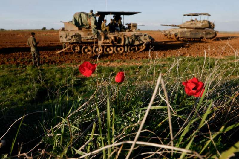 آليات إسرائيلية أثناء الانسحاب من غزة 