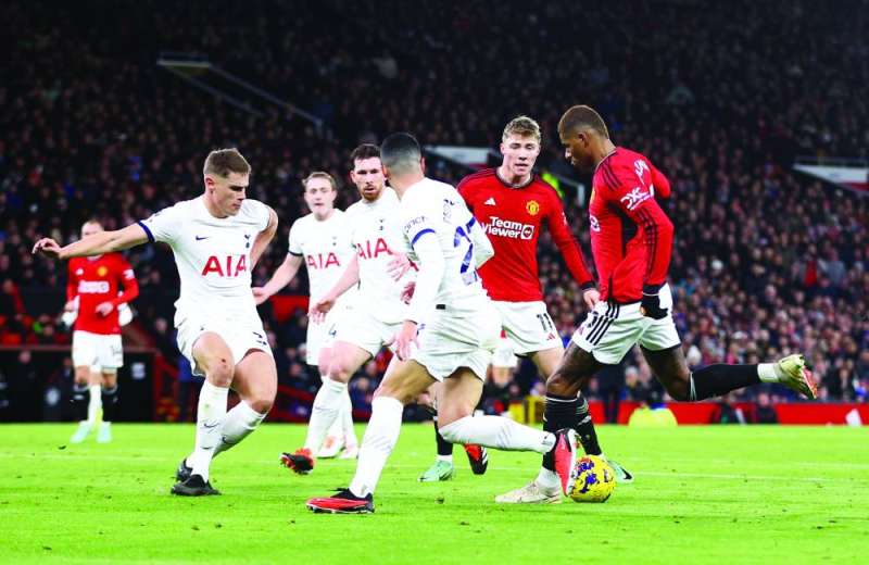 ماركوس راشفورد مسجلاً هدفه في مرمى توتنهام (رويترز)