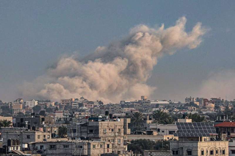 دخان الغارات الإسرائيلية في خان يونس أمس (أ ف ب)