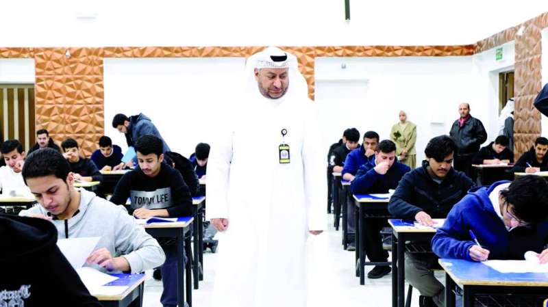 


اللافي يتفقد لجنة في ثانوية سعد العبدالله 