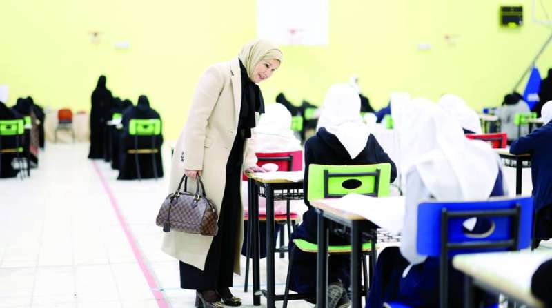 


المطوع تطمئن على مستوى الاختبار من طالبة في ثانوية نورية الصبيح 