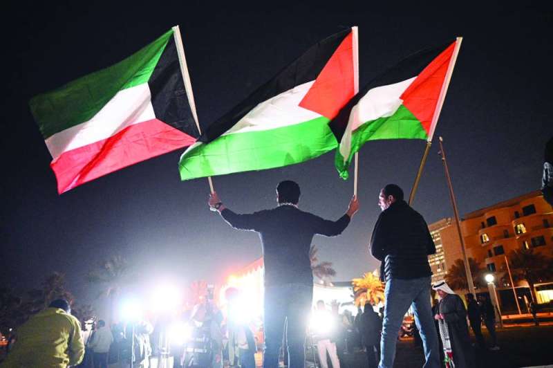 


العلمان الكويتي والفلسطيني في الوقفة 