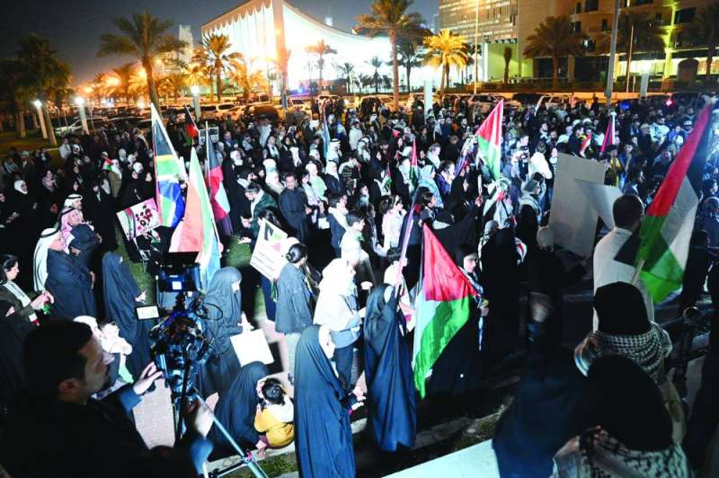 


جمع كبير في ساحة الإرادة لنصرة غزة 	 (تصوير نايف العقلة) 