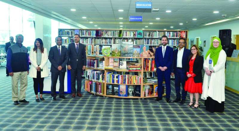 


لقطة جماعية لممثلي السفارة والجامعة	 (تصوير سعود سالم) 