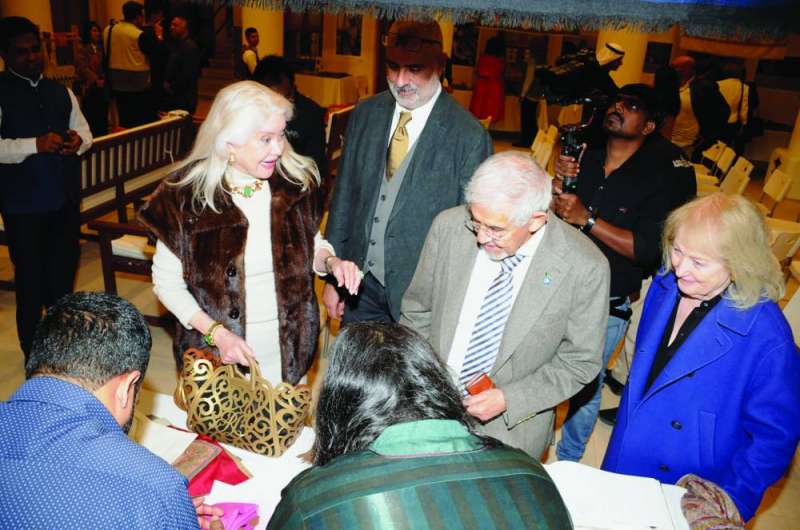 هلال الساير وعدد من المشاركين