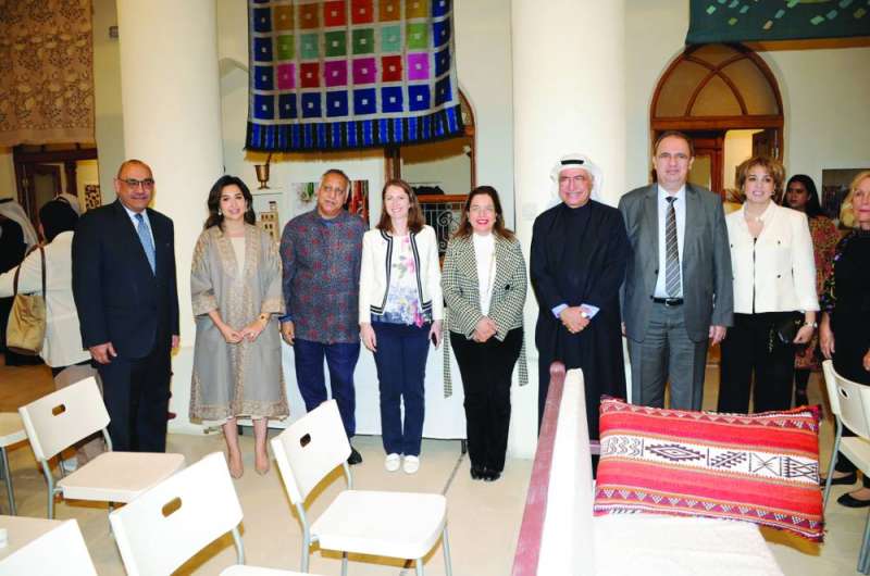 


السفيرة البريطانية وعدد من المشاركين في المعرض 