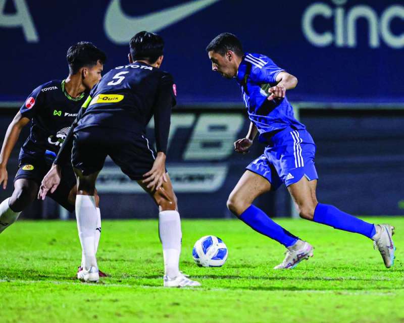 ابراهيم كميل في محاولة للمرور من لاعبي تايلند 	 (اتحاد كرة القدم) 