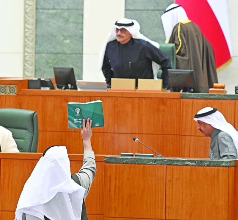 داود معرفي ملوحاً بالدستور لرئيس المجلس ونائبه احتجاجاً على رفع الجلسة (تصوير أسعد عبدالله) 