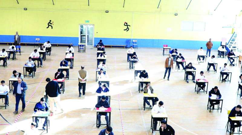 طلاب ثانوية سعيد بن عامر يؤدون اختبارهم 