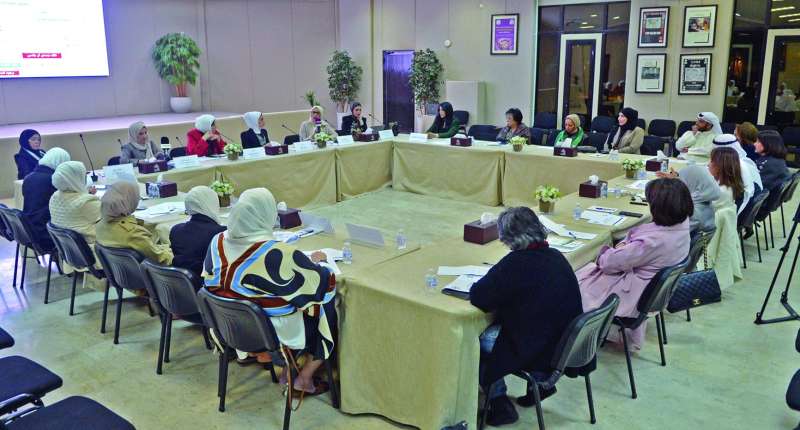 


جانب من الحلقة النقاشية في الجمعية الثقافية النسائية	 (تصوير سعود سالم) 