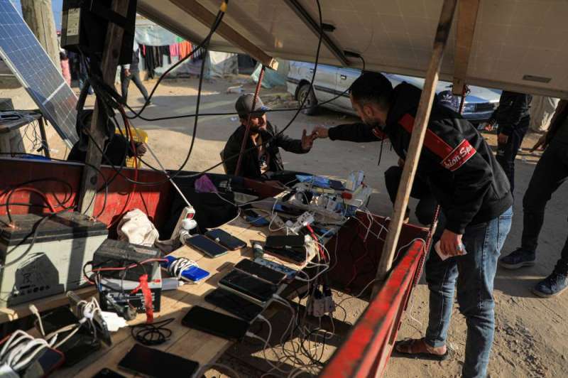 شحن الهواتف المحمولة بالطاقة الشمسية في رفح (شينخوا)