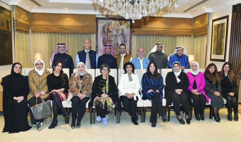 


المشاركون مع الحضور في لقطة جماعية	 (تصوير سعود سالم) 