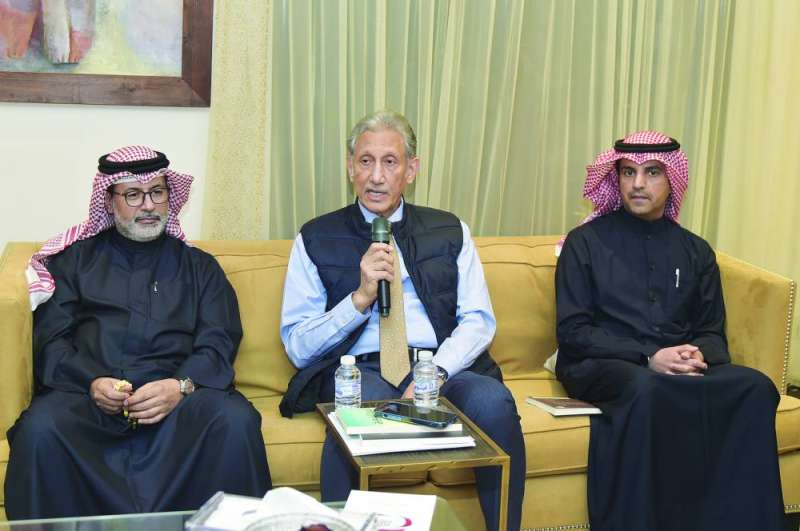 


طالب الرفاعي يتوسط العتيبي والعبدلي 