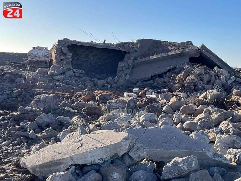 مبنى مدمر بعد غارة جوية في السويداء (رويترز)