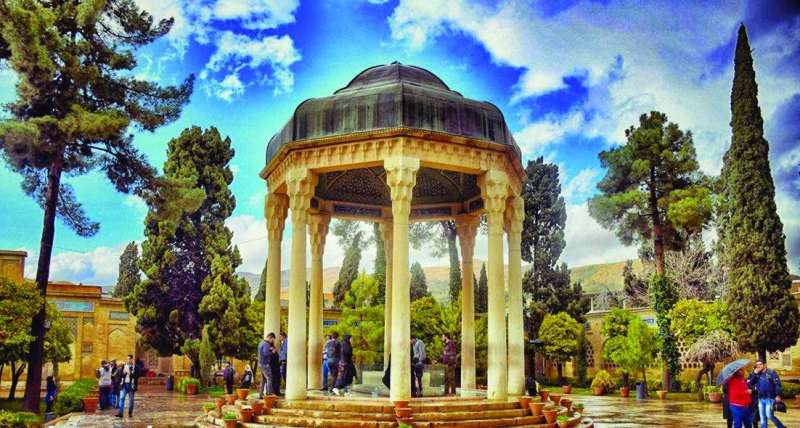 


قبر الشاعر والصوفي حافظ الشيرازي الذي عاش في القرن الثامن 