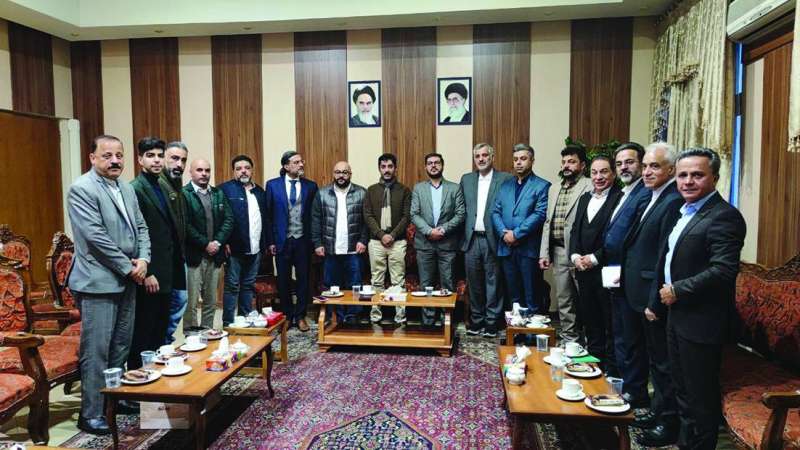 


الوفد الإعلامي في مكتب محافظ شيراز 