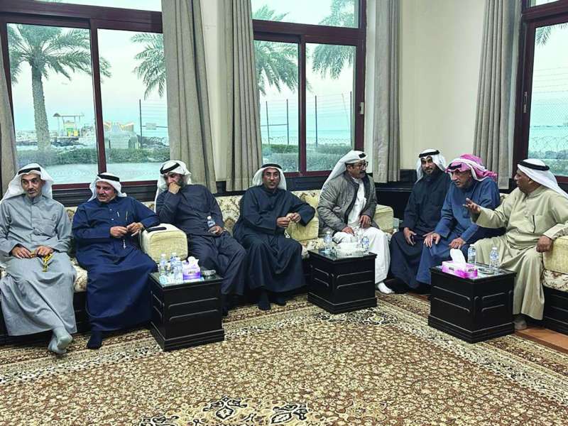 رواد ديوانية الصيادين في الفحيحيل 