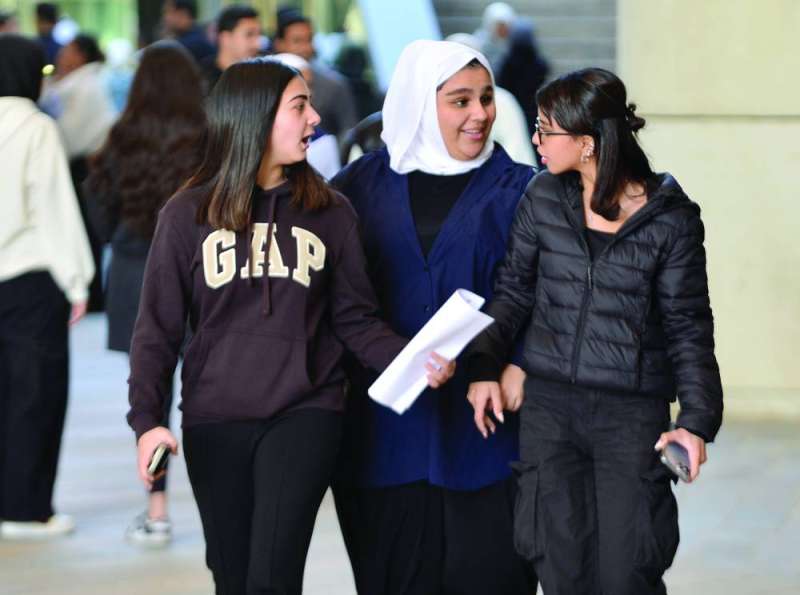 طالبات عقب خروجهن من الاختبار 	 (تصوير سعود سالم) 