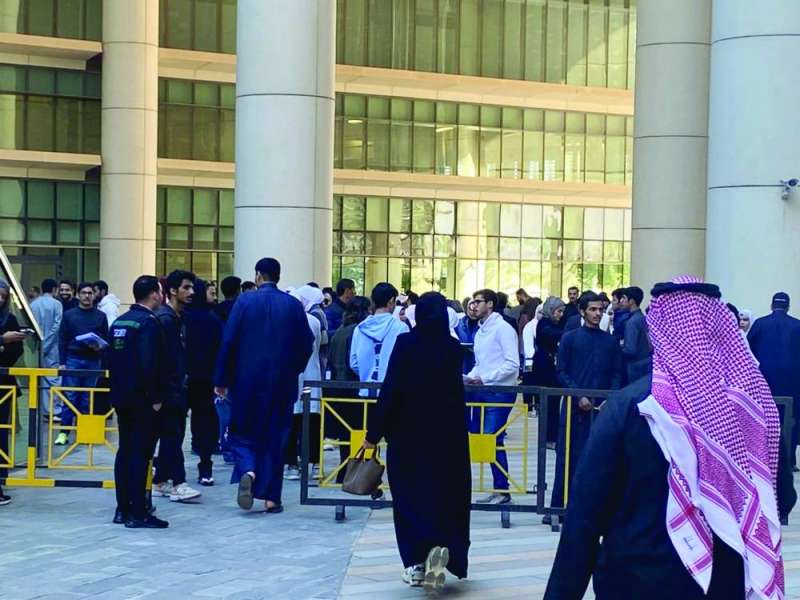 ازدحام يدل على الإقبال الكبير على أداء الاختبار