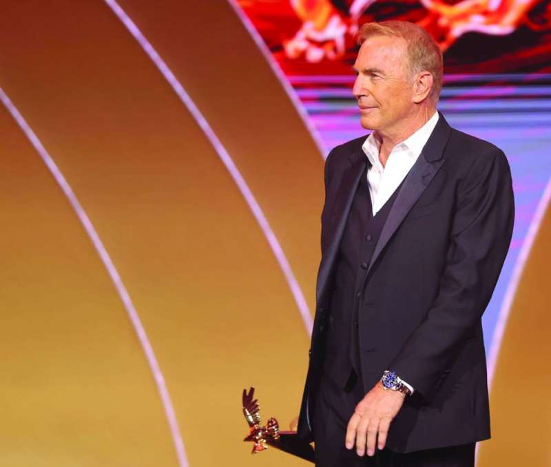 


كيفن كوستنر بعد التكريم 