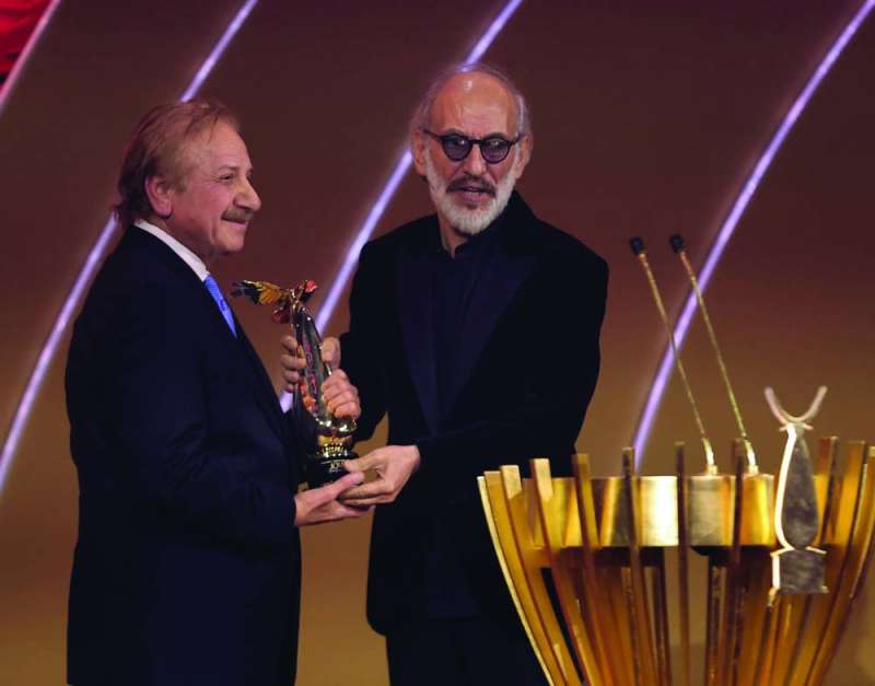 


غسان مسعود يسلم محمد المنصور جائزته التكريمية 