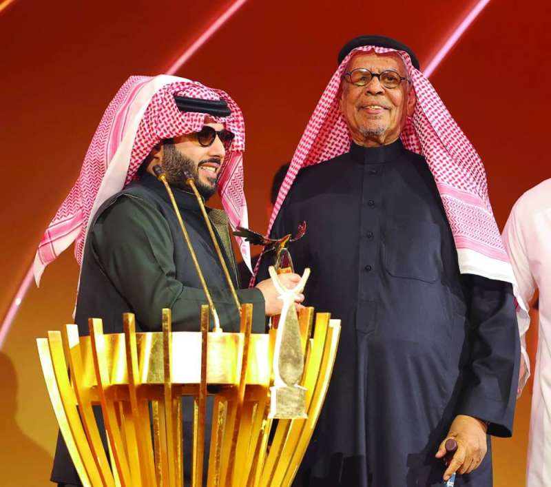 


تركي آل الشيخ مكرماً علي المدفع 