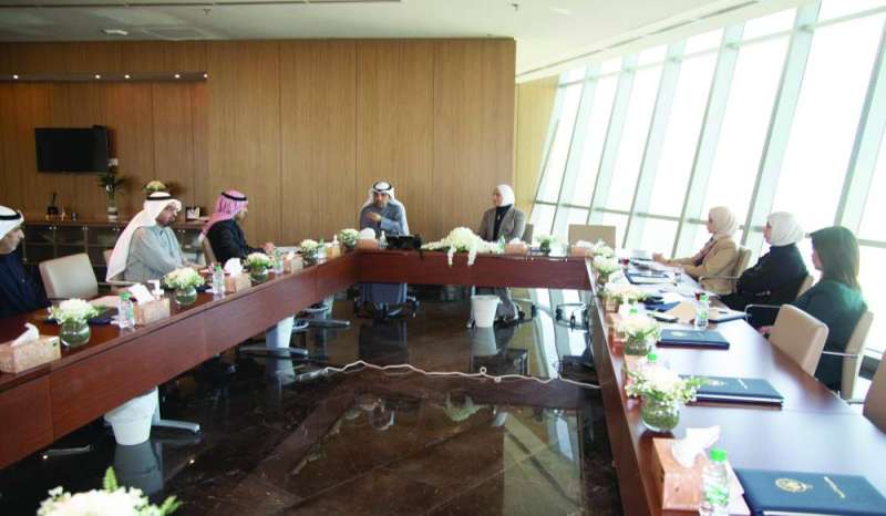 الحمدان لدى اجتماعها بممثلي جامعة الكويت و«التطبيقي» وقياديي وزارة التربية