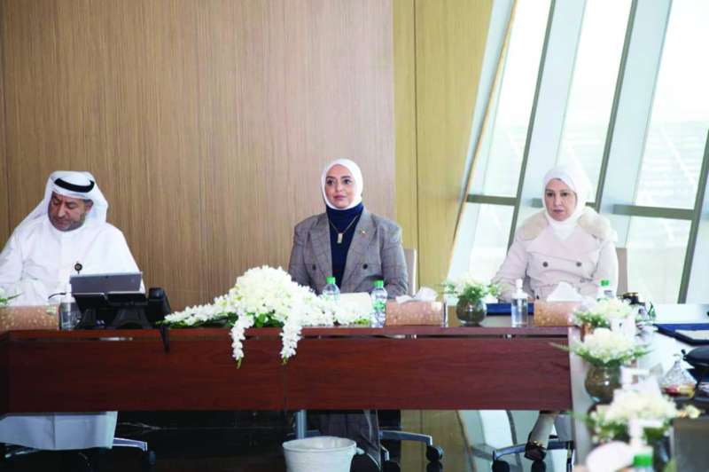 الحمدان تتوسط الوكيل سلمان اللافي والوكيلة حصة المطوع في الاجتماع