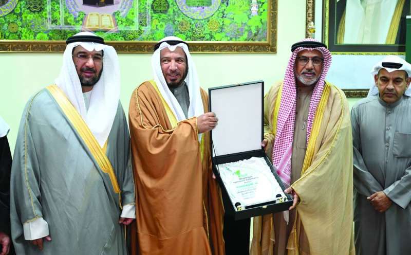 تكريم المعتوق من قبل نائب رئيس مجلس النواب البحريني أحمد قراطة 	(تصوير أسعد عبدالله) 