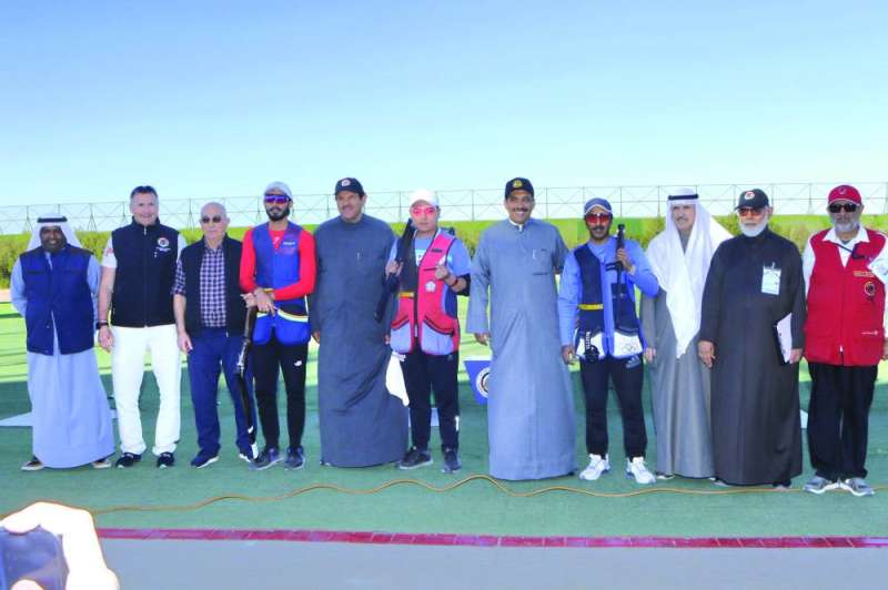 
سلمان الحمود والعتيبي والعصيمي ومسعود حيات يتوسطون الحضور والرماة 