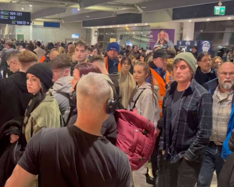 الازدحام في مطار دبلن بعد إلغاء الرحلات الجوية بسبب عاصفة