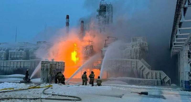 حريق في مجمع أوستلوجا بسبب هجوم بطائرة مسيرة أوكرانية