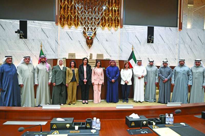 


نورة المشعان وعبدالله المحري يتوسطان أعضاء المجلس البلدي 	 (تصوير أسعد عبدالله) 