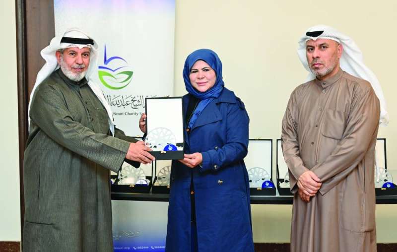 تكريم إحدى المتطوعات 